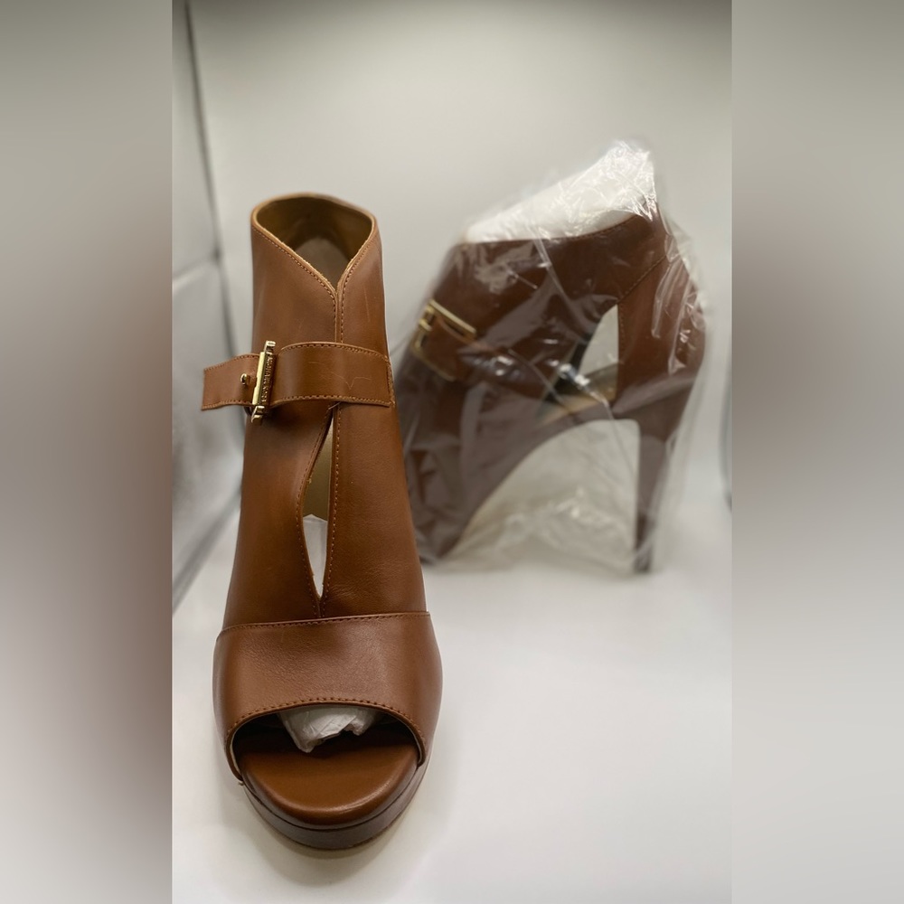 Isabella bootie Luggage Color, new, never used. In original packaging